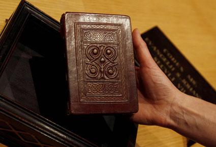 أوروبا تشتري أقدم كتاب في العالم بـ 14 مليون دولار